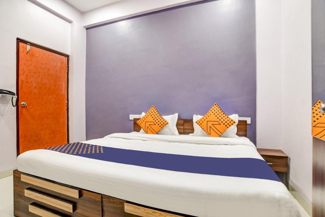 Spot On 76764 Hotel Lux Indore Dış mekan fotoğraf